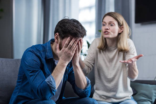 Casal triste no sofá, representando a dor do relacionamento