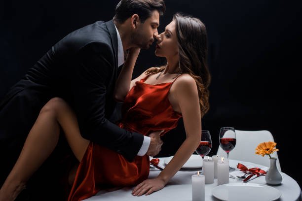 Casal elegante em um encontro romântico, simbolizando a paixão reacendida